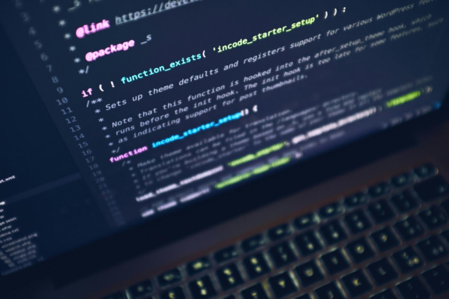 Zespół finansowy analizujący zintegrowane dane w systemie